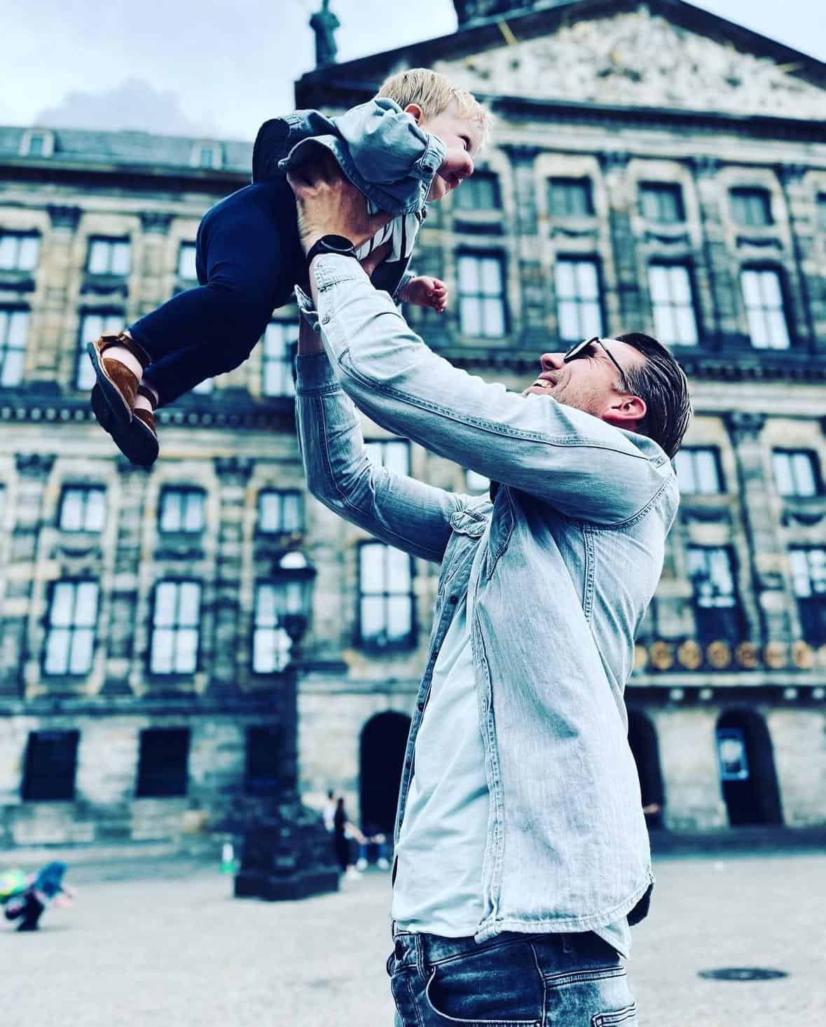 Sander met zijn zoon op de Dam in Amsterdam